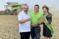 Sächsischer Bauernpräsident Torsten Krawczyk schaut sich mit dem Pfanzenbauleiter Benjamin Dubiel und Erntekönigin Luisa den Raps an.