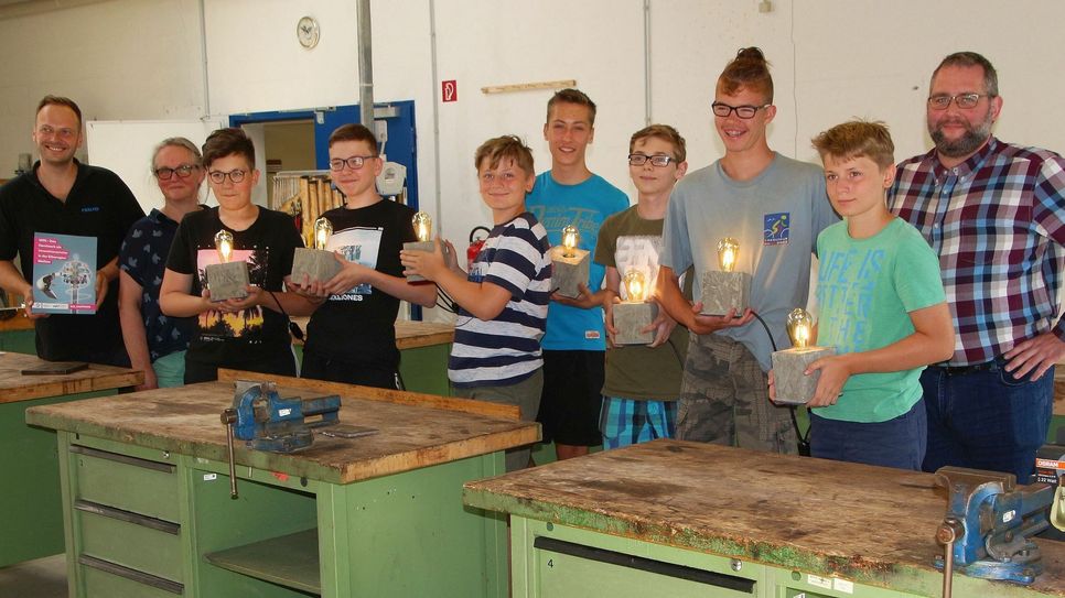 Sieben Jungs haben ihre Ferien mit einem Handwerkerkurs in der Offenen Werkstatt begonnen. Ihr »Lohn« sind viele Erfahrungen in den Bereichen Elektronik, Baugewerbe und Metallhandwerk sowie eine eigene Designlampe. Foto: Farrar