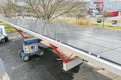 Die erste Anlage zur Eigenstromversorgung wurde kürzlich auf dem Firmengelände der Stadtwerke installiert. Ein Carport mit Platz für 18 Fahrzeuge und  kombinierter Lademöglichkeit für E-Autos, deren Strom die PV-Dachmodule des Carports liefern. Zudem kann der überschüssige Sonnenstrom direkt im Betriebsgebäude eingesetzt werden, z.B. um die IT-Server zu versorgen.     Foto: SWR