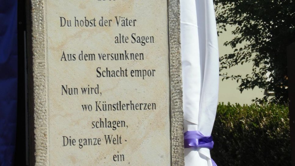 Die neue Inschrift, jetzt gut lesbar an der Torsäule.  Fotos: Wo