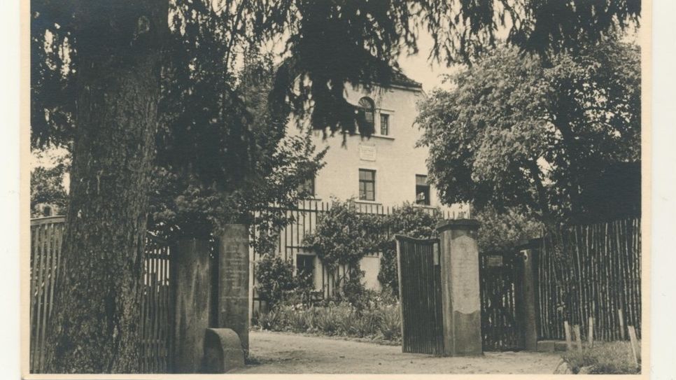 Eine alte Postkarte vom Lohengrinhaus, wo an der linken Säule der Text erkennbar ist. Foto/Quelle: KTP