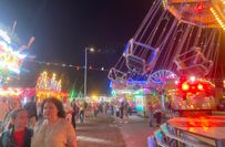 Der Rummel lockte auch abends noch Besucher auf den Festplatz.