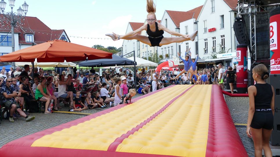 Vor der Bühne auf dem Markt zeigten die Turnerinnen ihr Können.