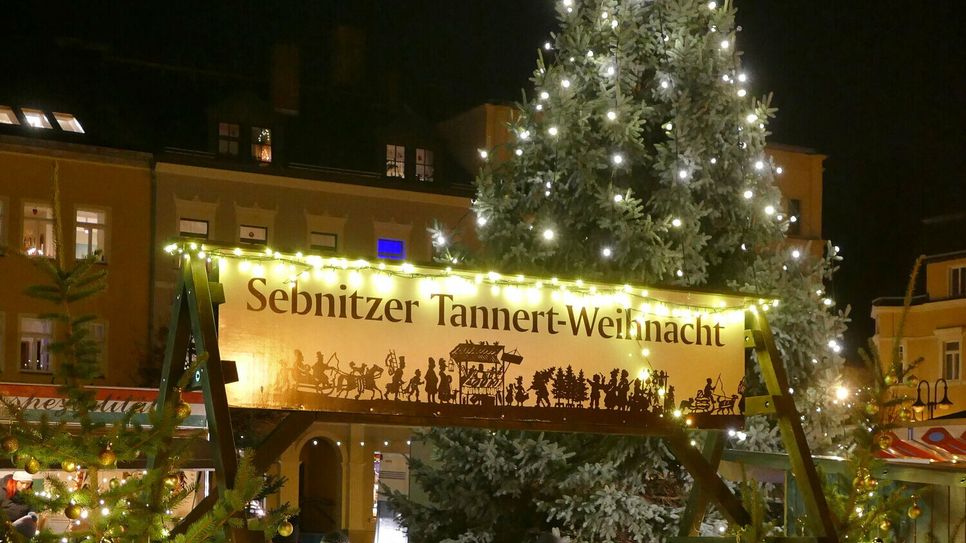 Die „Sebnitzer Tannert-Weihnacht“ wurde nach dem Sebnitzer Scherenschnittkünstler Adolf Tannert (1839–1913) benannt. Er hatte maßgeblichen Einfluss auf die Gestaltung der Sebnitzer Schattenspiele.