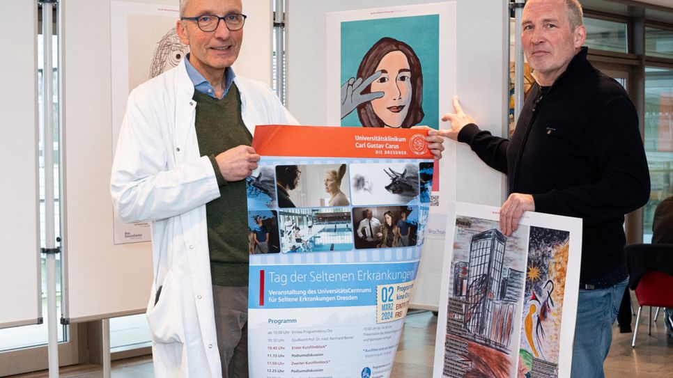 Prof. Reinhard Berner (li.), Direktor der Klinik für Kinder- und Jugendmedizin, und Michael Doerwald, Creative Director der Agentur Ketchum, eröffnen im Kinder- und Frauenzentrum des Uniklinikums Dresden eine Ausstellung mit Kunstwerken von Menschen, die an einer Seltenen Erkrankung leiden.