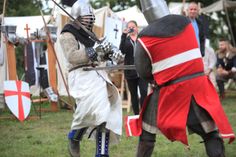 Spektakuläre Ritterkämpfe dürfen bei einem Burgfest natürlich nicht fehlen.