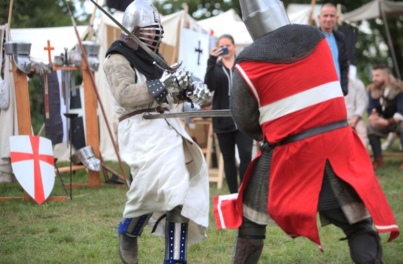 Spektakuläre Ritterkämpfe dürfen bei einem Burgfest natürlich nicht fehlen.