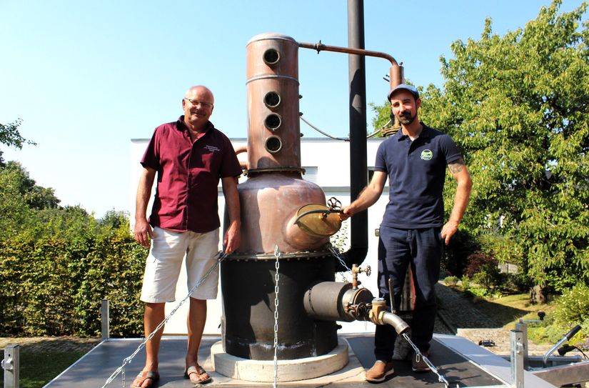 Brenner Sandos Schubert (li.) und Messe-Veranstalter Roy Arnold vor der mobilen Destillerie.