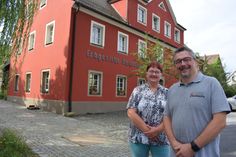 Inhaber des Erbgerichtes Tautewalde, Enrico Schulz (vorn), und Margot Simon, Vorsitzende des Heimatvereins, freuen sich auf viele Besucher.