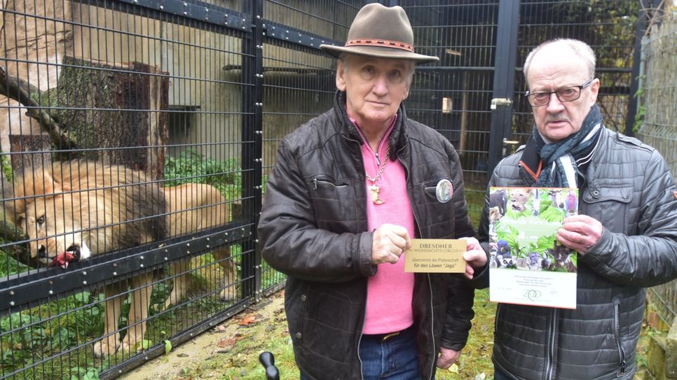 Mario Müller-Milano (l.) und Ralf Leidel, Vorsitzender des Zoo-Fördervereins. Im Hintergrund vergnügt sich Jago mit einer Leckerei. Foto: Schiller