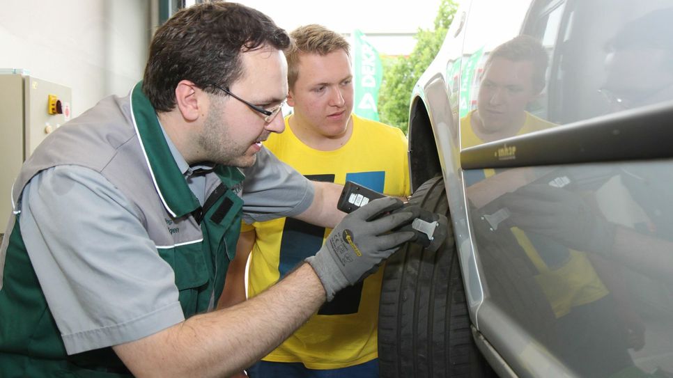 Auch wenn Autos alt sind, müssen sie sicher sein. Der DafetyCheck für Fahranfänger ist gratis. Foto: Dekra