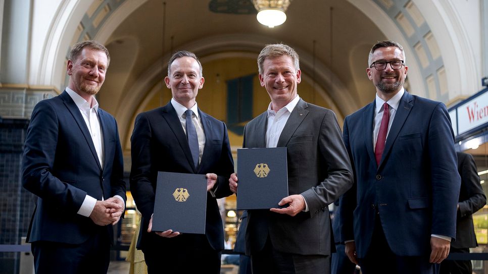 Im Beisein von Sachsens Ministerpräsident Michael Kretschmer (l.) und Verkehrsminister Martin Dulig (r.) haben Bundesverkehrsminister Volker Wissing (2.v.l.) und der Vorstandsvorsitzende der Deutschen Bahn AG, Richard Lutz, in Görlitz eine Vereinbarung zur Finanzierung von Planungen für weitere Schienenprojekte im Rahmen der Strukturstärkung unterzeichnet.