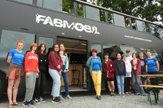 Camp-Teilnehmende vor dem »Fabmobil« in Pirna-Liebethal. In der Mitte: Projektleiterin von »Six Days for Future« Claudia Holbe.