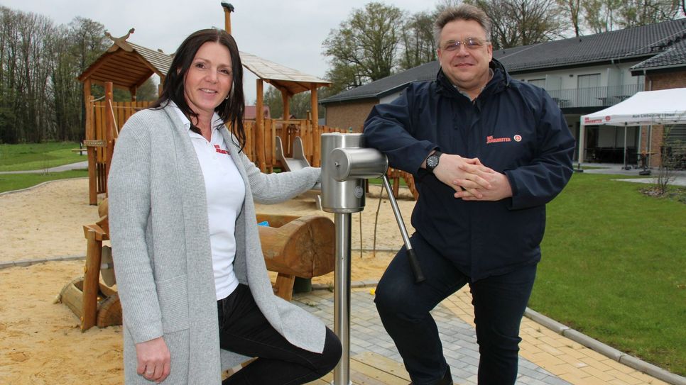 Kinderhaus-Leiterin Daniela Konzack und Andreas Berger-Winkler aus dem Johanniter Regionalvorstand bauen auch für die neuen Projekte auf Unterstützung aus der Region. Foto: sts