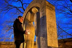 Bereits letztes Jahr entzündete Bürgermeister Markus Dreßler Kerzen am Denkmal für die Opfer von Krieg, Gewalt und Vertreibung.