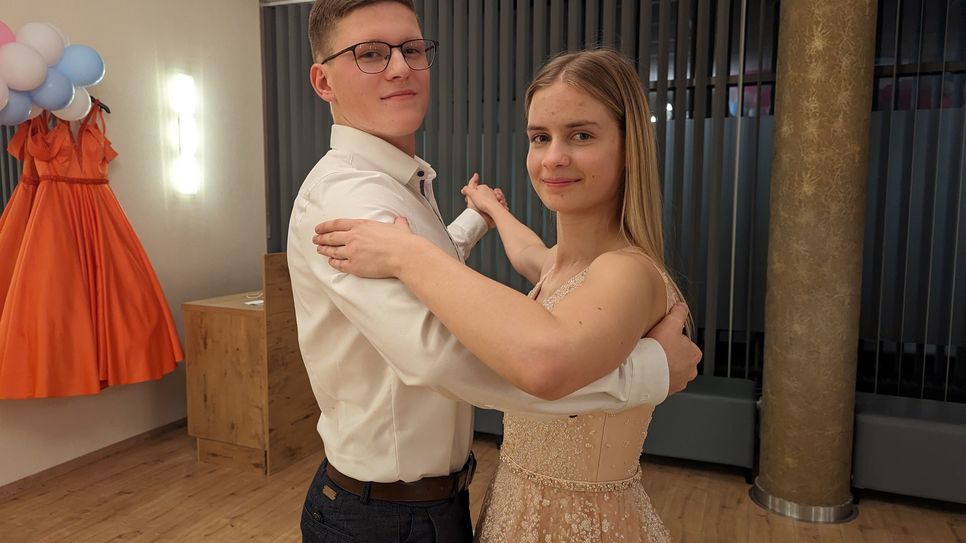 Clara und Valentin bei der Probe in der Tanzschule Scharfe.