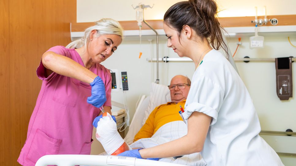 Wundmanagerin Daniela (l.) auf der Wundstation des Elbe-Elster Klinikums.  Foto: lausitzbilder.de