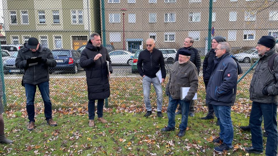 OB Tobias Schick hat beim Ortsteilrundgang in Ströbitz mit der Bürgerschaft verschiedene Lösungsansätze für örtliche Probleme besprochen.