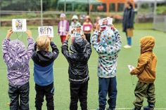 Kinder aus der Kindertagesstätte Querstraße absolvieren die Spielstationen zum Thema Kinderrechte.