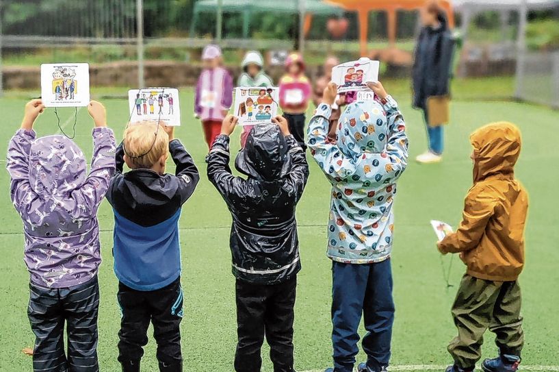 Kinder aus der Kindertagesstätte Querstraße absolvieren die Spielstationen zum Thema Kinderrechte.