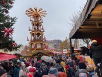 In Cottbus ist mit dem traditionellen Stollenanschnitt der Weihnachtsmarkt eröffnet worden.