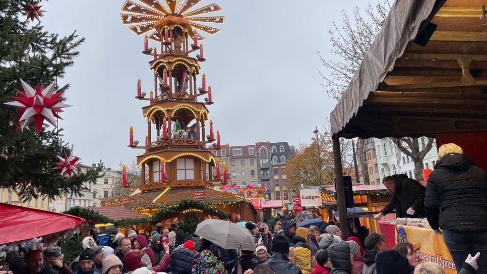 In Cottbus ist mit dem traditionellen Stollenanschnitt der Weihnachtsmarkt eröffnet worden.