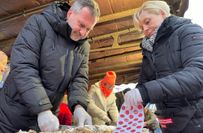 In Cottbus ist mit dem traditionellen Stollenanschnitt der Weihnachtsmarkt eröffnet worden.