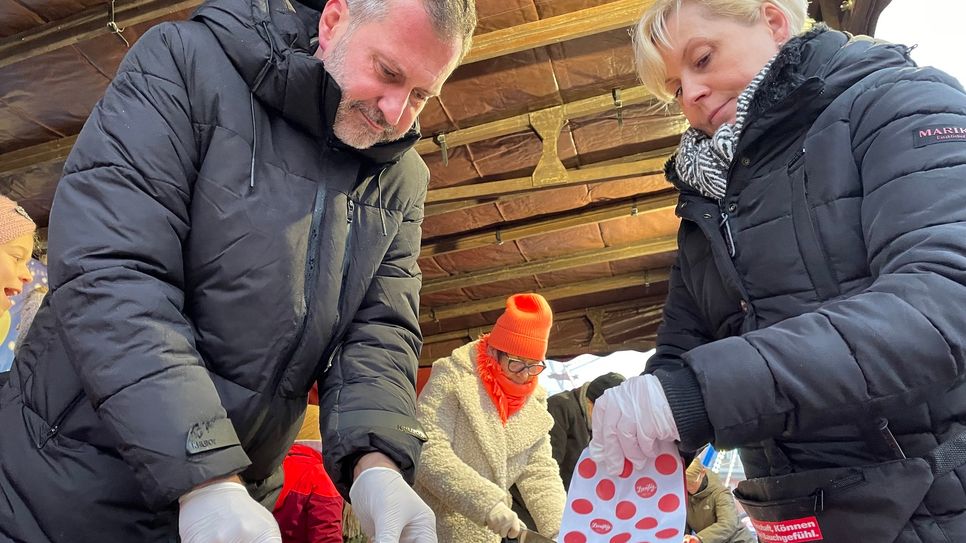 In Cottbus ist mit dem traditionellen Stollenanschnitt der Weihnachtsmarkt eröffnet worden.