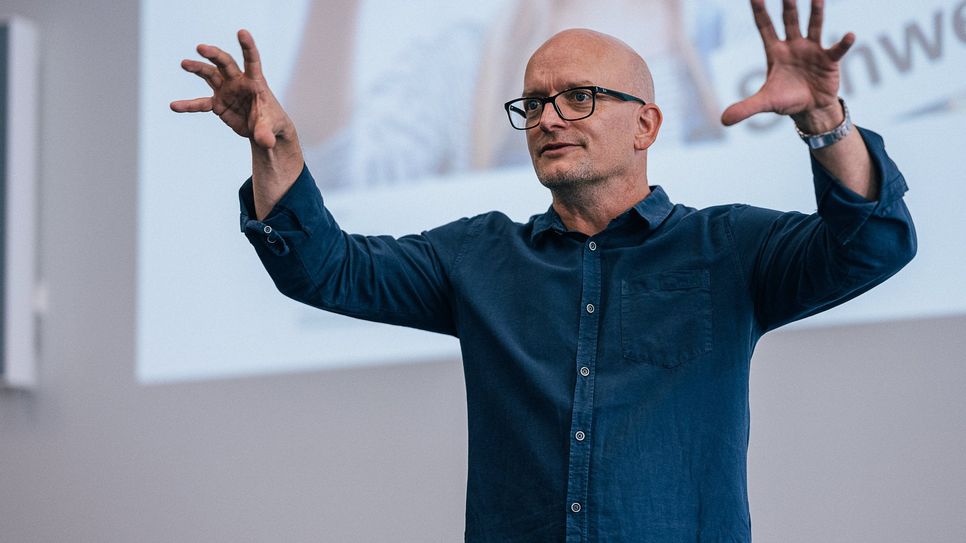 Projektleiter Mike Altmann bei der Vorstellung des Ausbildungsclusters "Die Zukunftsmacher".