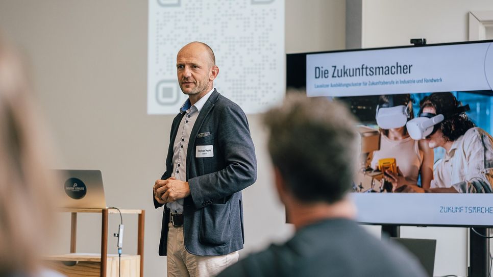 Landrat Stephan Meyer sichert dem Ausbildungscluster die Unterstützung des Landkreises Görlitz zu.