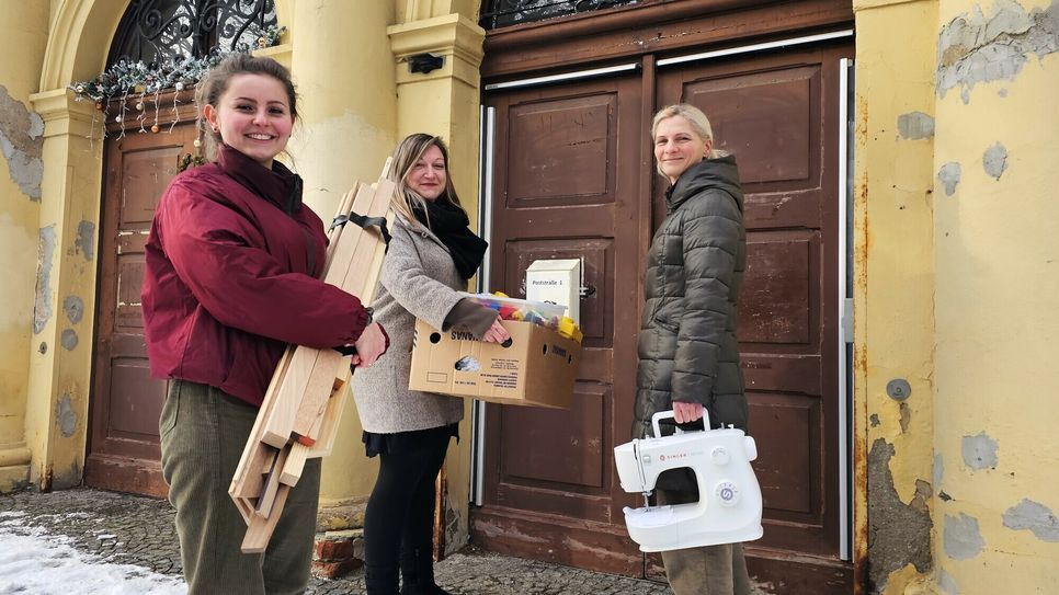 Werkstattkoordinatorin Maria Blume (l.), Bereichsleiterin Kinder- und Jugendhilfe Anne Wartenberg (mitte) sowie Kerstin Nowka Geschäftsführerin (r.) vor dem neuen Domizil der Offenen Werkstatt.