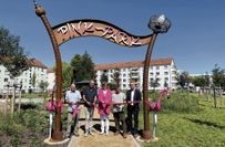 Genossenschaft, Künstler und Landschaftsbauer geben den neuen »Pink-Park« offiziell frei.