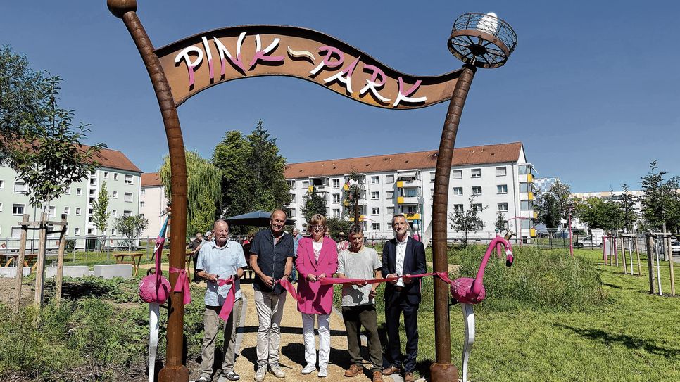 Genossenschaft, Künstler und Landschaftsbauer geben den neuen »Pink-Park« offiziell frei.