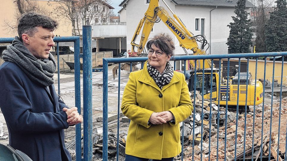Bürgermeister Markus Renner und Schulleiterin Heike Zimmer freuen sich über die Fortschritte bei der Beräumung der Fläche für die neue Sporthalle des Franziskaneums. An der Ludwig-Richter-Straße soll bald gebaut werden.