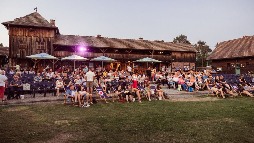 Gemütliche Filmabende erleben - das ist vom 11. Juli bis 11. August im Hof der Krabatmühle möglich.