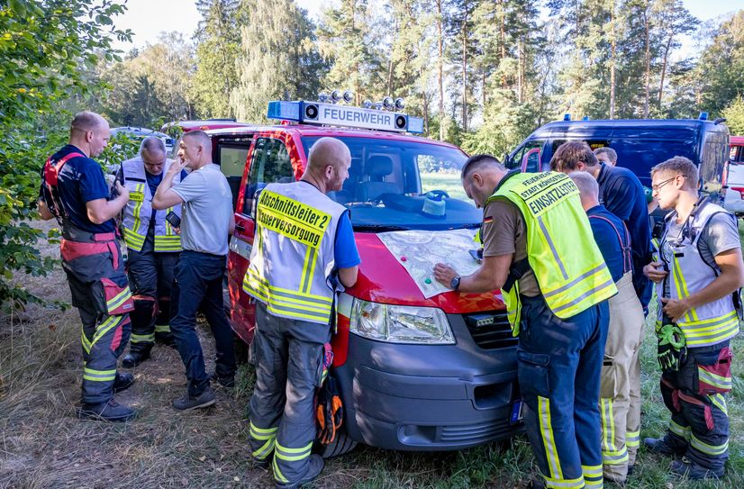 Die Einsatzkräfte bereiten sich auf die Löscharbeiten vor.