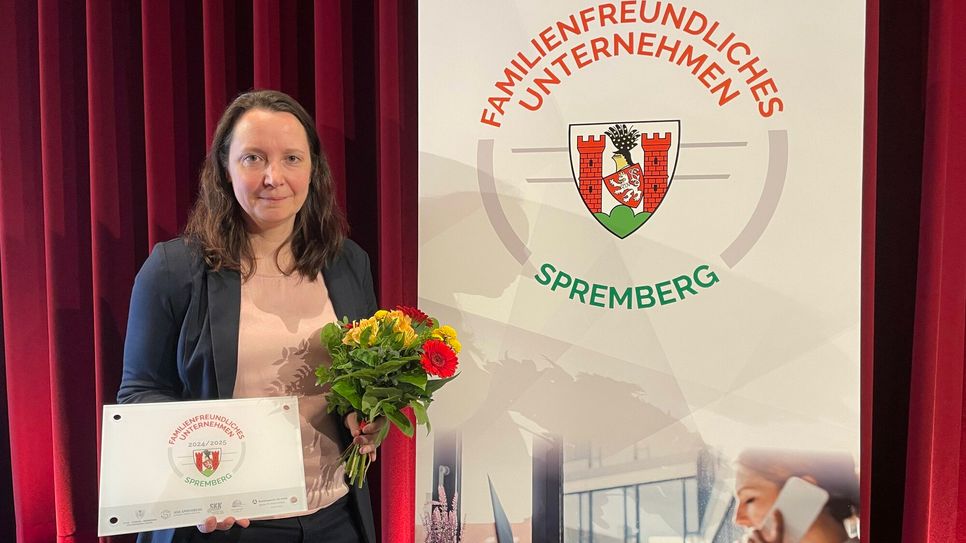Personalerin Annett Lorenz nahm die Urkunde und Plakette für die 257 Mitarbeiter der Spremberger Stadtverwaltung entgegen.