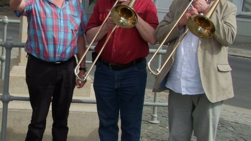 Bei der Vorstellung des diesjährigen Bierstadtfestprogrammes ließ sich Radebergs Oberbürgermeister Gerhard Lemm (links) mit Musikern des Posaunenchors ablichten. Ein Termin, der ihn seinerzeit etwas wehmütig gestimmt habe, denn es war das letzte Bierstadtfest, dass er in seiner Funktion als OB begleitete.