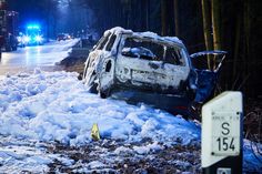 Der ausgebrannte Skoda am Fahrbahnrand der Staatsstraße 154. Foto: Marko Förster