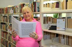 Ilona Wölfle-Zeuschner kümmert sich um die Bibliothek im Mehrgenerationenhaus.