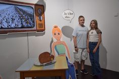 Lejani und Luise zeigen ihre Arbeit »Broiler-Alarm« in der Ausstellung.