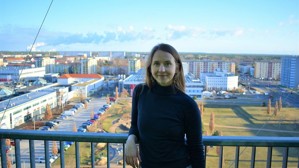 Sarah Stötzner ist neu im Team der Stadtverwaltung Hoyerswerda und kümmert sich dort als Projektmanagerin um den Strukturwandel. Dafür kehrte die 32-jährige Hoyerswerdaerin in die Lausitz zurück.