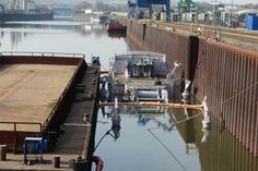 Das Achterdeck des Binnenminensuchboot "Atlantis" steht unter Wasser. Foto: Schramm