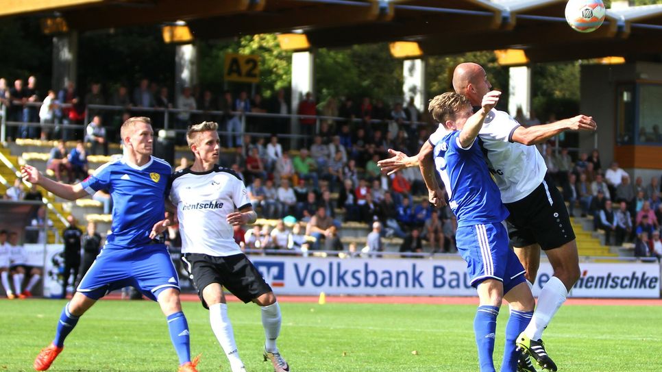 Wenig Torgefahr vertrömen die Bautzner Sturmspitzen Josef Nemec (rechts) und Paul Milde (2.v.li.). Foto: Torsten Zettl