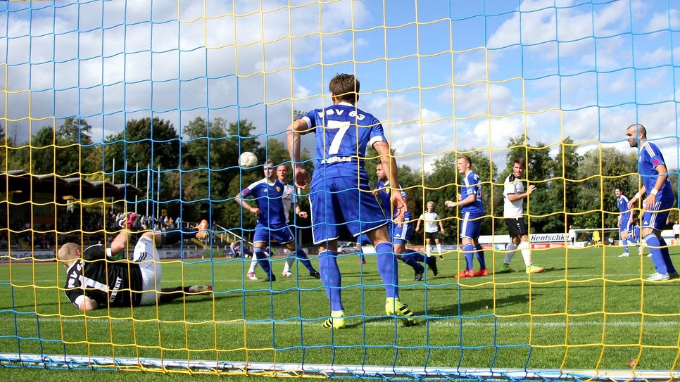 Der Luckenwalder Torhüter liegt am Boden und ist bereits geschlagen, doch auch eine solche Situation kann Bautzen nicht ausnutzen. Foto: Torsten Zettl