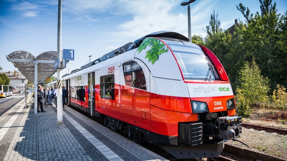 Im vergangenen Sommer war ein Akkuzug von Siemens zu einer Testfahrt im VVO unterwegs. Hier macht er Station in Königsbrück. Foto: Lars Neumann