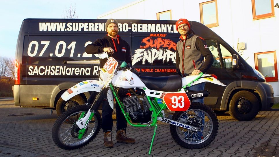 Tobias und Daniel Auerswald holen die Gewinner von 1987 mit ihren Originalmaschinen in die Riesaer Arena. Foto: Horn