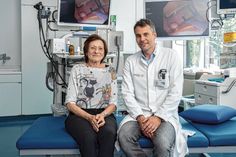 Bei Marita Grellmann (74) wurde Darmkrebs diagnostiziert. Prof. Marius Distler konnte den Tumor mithilfe des OP-Roboters HUGO schonend entfernen.