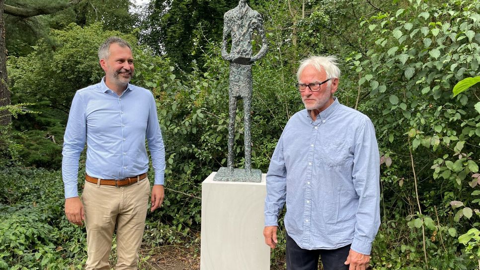 Drei prägenden Cottbuser (v.l.): OB Tobias Schick, Skulptur Carl Blechen, Künstler Steffen Mertens