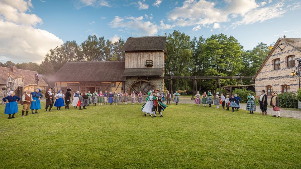 Auch dank einer Spende über 15.000 Euro von der Lausitzer Seenland Stiftung, die in authentische sorbische Kostüme floß, sind die Weichen für eine erfolgreiche Zukunft gestellt.